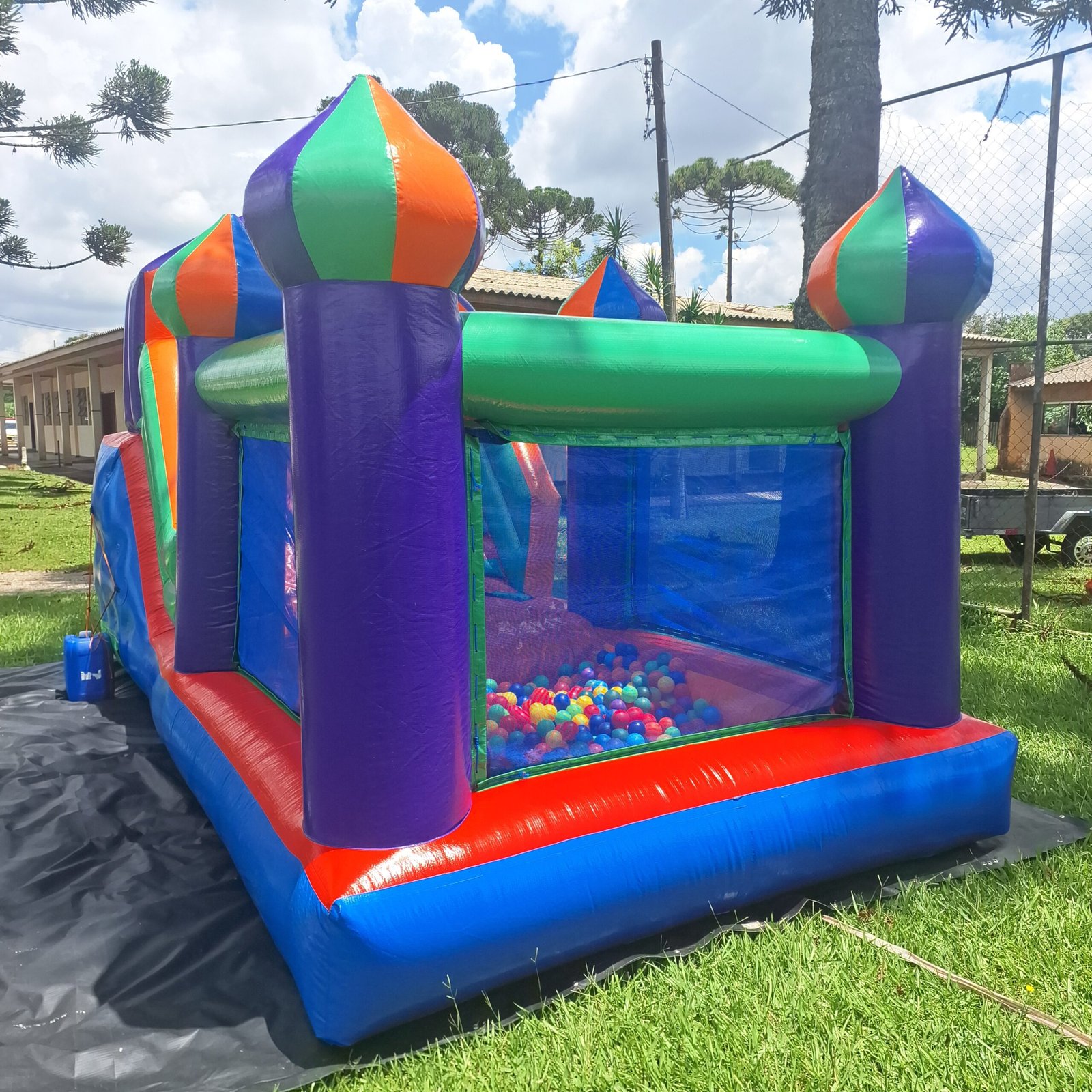 Tobogã com piscina de bolinhas 3